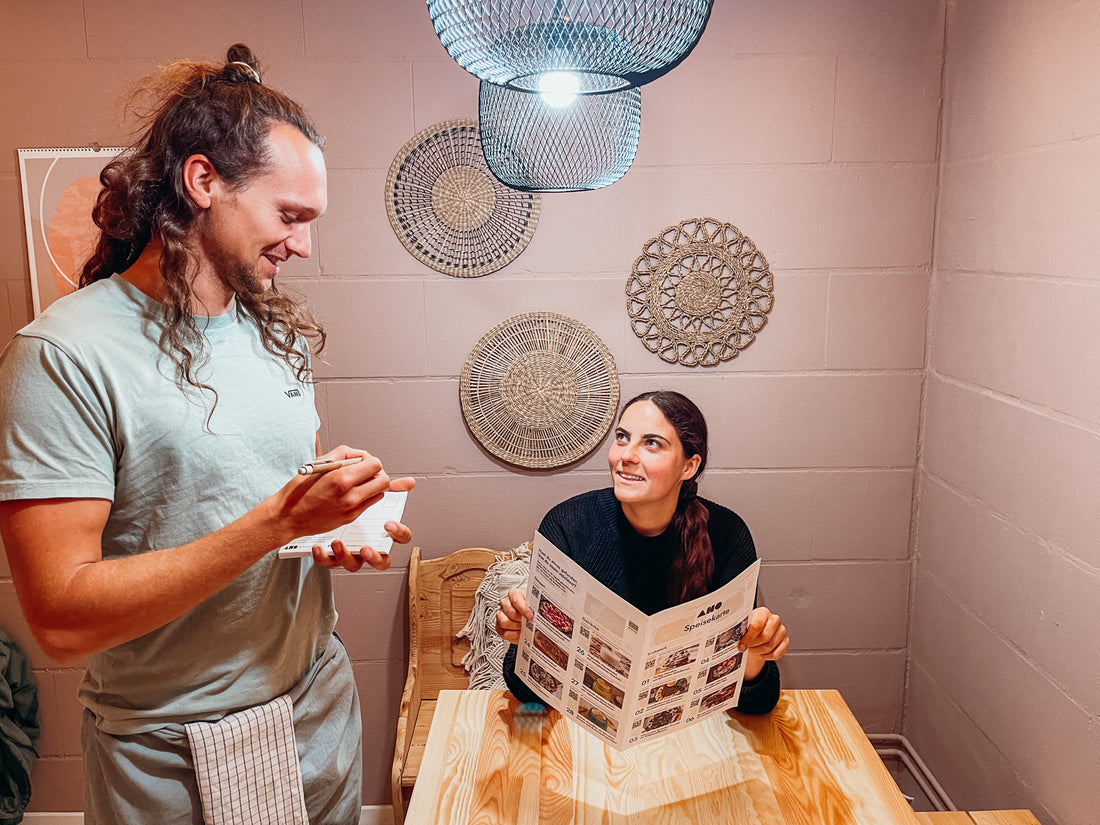 Das AHO Restaurant: Nora bestellt bei Jannis